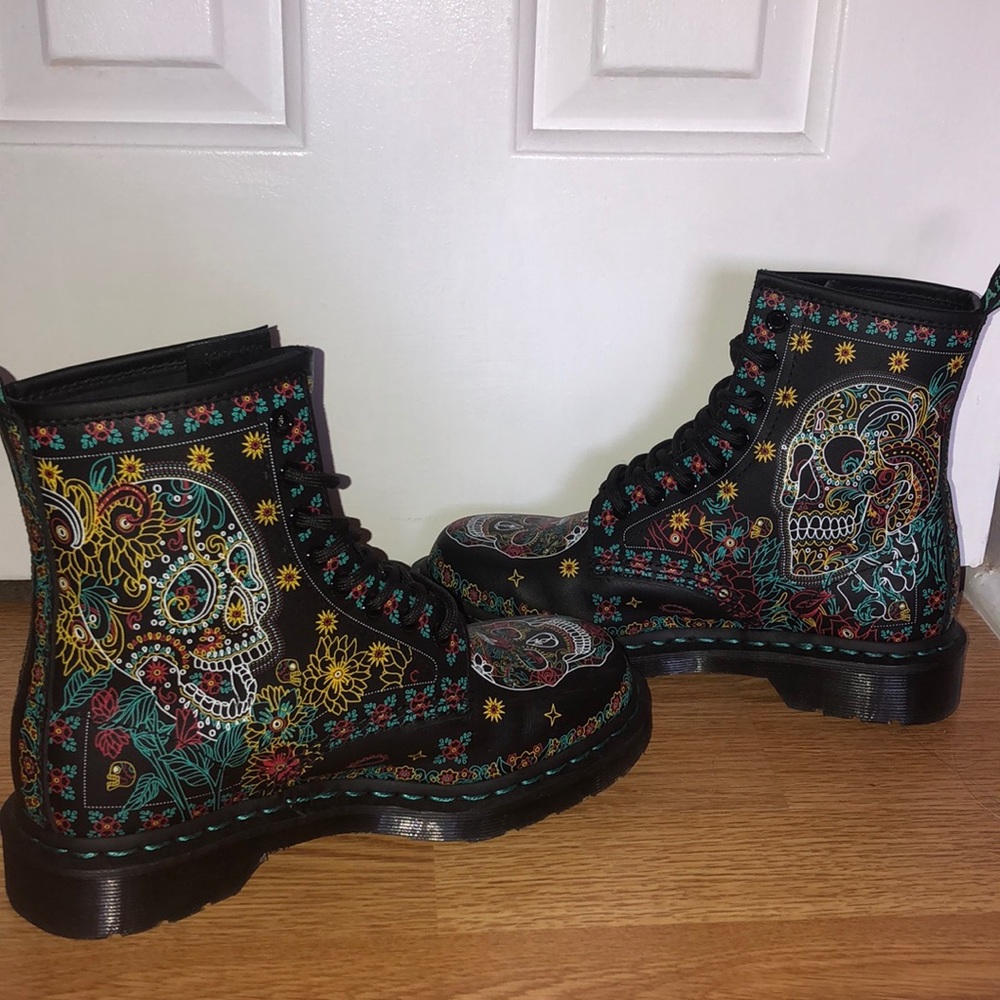 SUGAR SKULL DR MARTENS!!